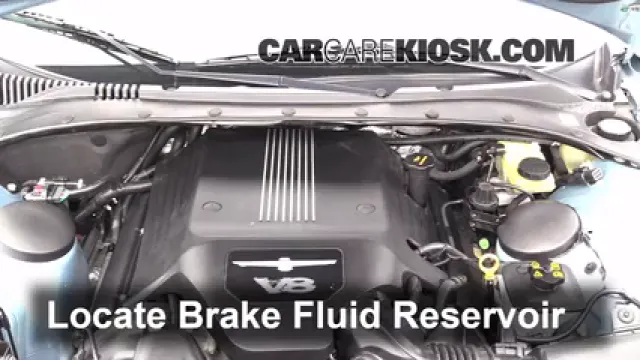 2004 Ford Thunderbird 3.9L V8 Líquido de frenos Controlar nivel de líquido